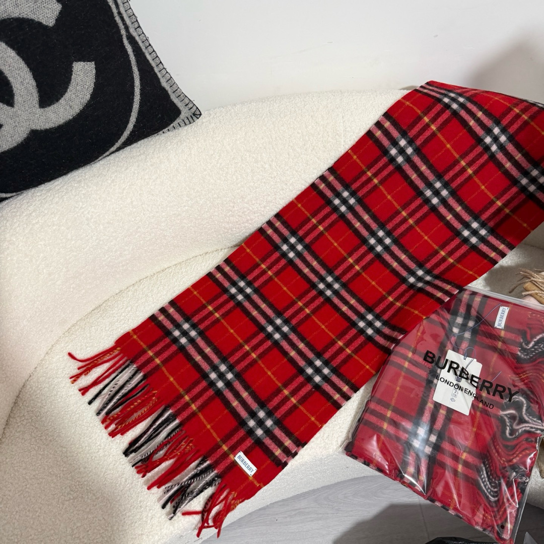 Burberry 走英国的单 这款是Burberry最最最 的羊绒格子围巾 拿到手完全PK市面一切仿货