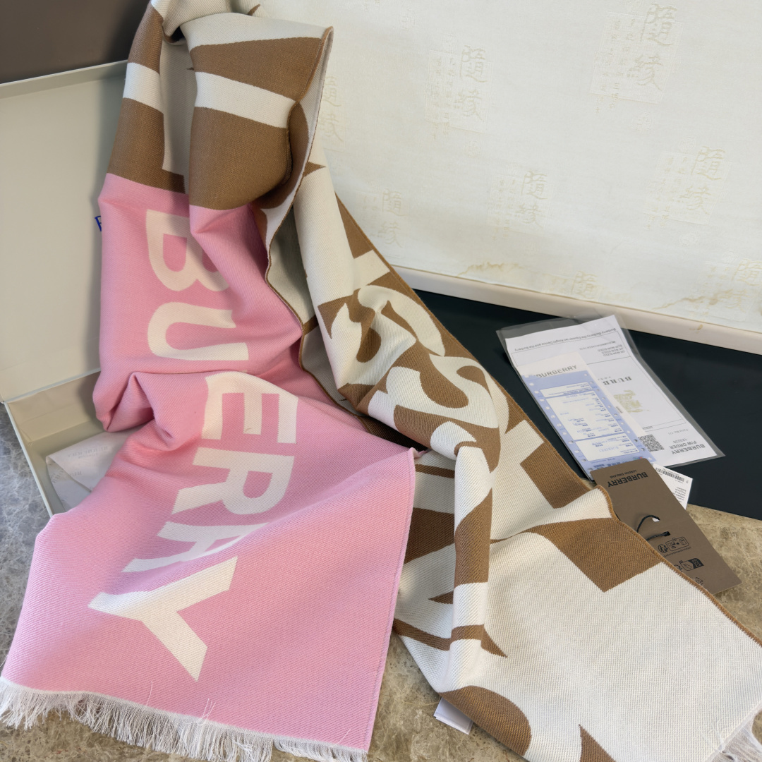 Burberry Qc盯了一个月才拿出来的重磅 好货 国内 没上的款 牛气满满TB系列限量款 双面提花围巾小披肩