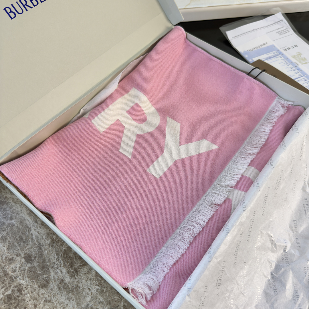 Burberry Qc盯了一个月才拿出来的重磅 好货 国内 没上的款 牛气满满TB系列限量款 双面提花围巾小披肩