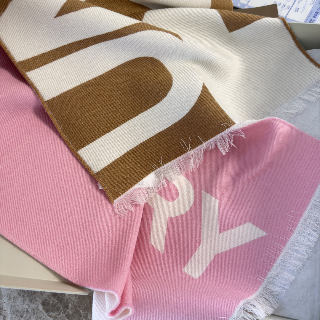 Burberry Qc盯了一个月才拿出来的重磅 好货 国内 没上的款 牛气满满TB系列限量款 双面提花围巾小披肩