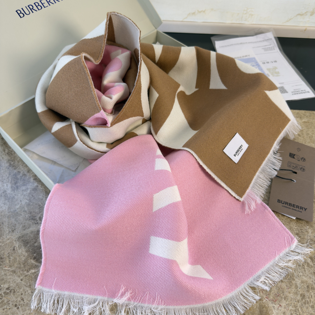 Burberry Qc盯了一个月才拿出来的重磅 好货 国内 没上的款 牛气满满TB系列限量款 双面提花围巾小披肩