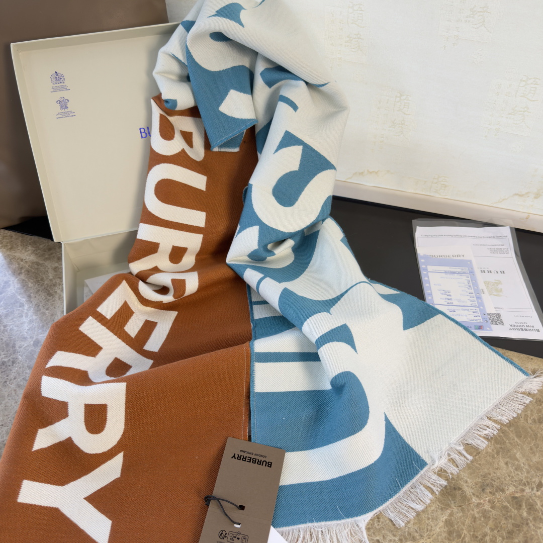 Burberry Qc盯了一个月才拿出来的重磅 好货 国内 没上的款 牛气满满TB系列限量款 双面提花围巾小披肩