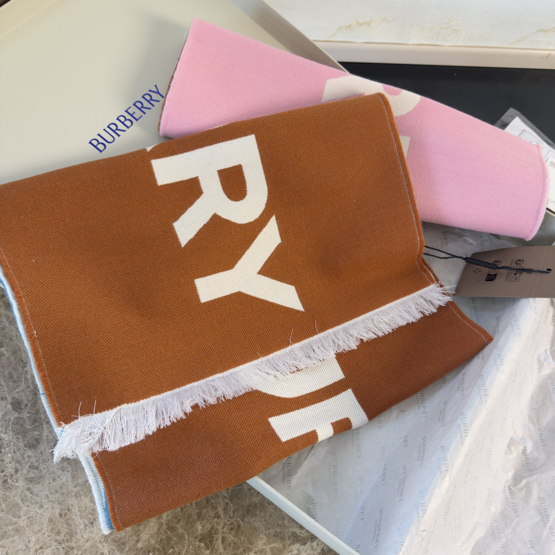 Burberry Qc盯了一个月才拿出来的重磅 好货 国内 没上的款 牛气满满TB系列限量款 双面提花围巾小披肩
