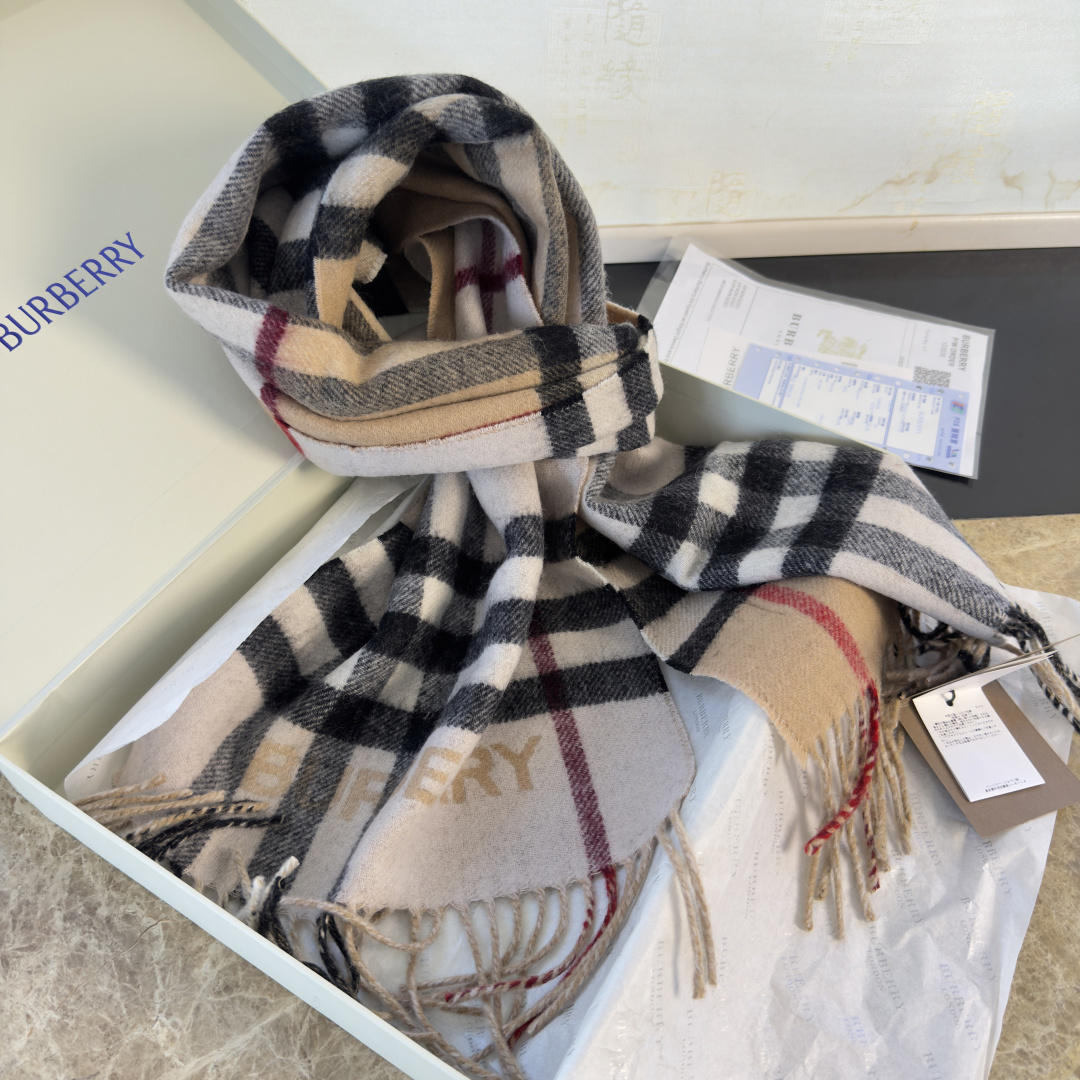 Burberry 论男女都可用 在这样的季节里拥有一条 百搭的围巾必不可少