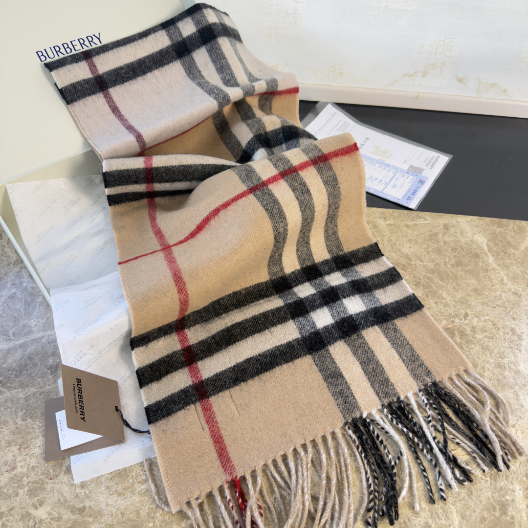 Burberry 论男女都可用 在这样的季节里拥有一条 百搭的围巾必不可少