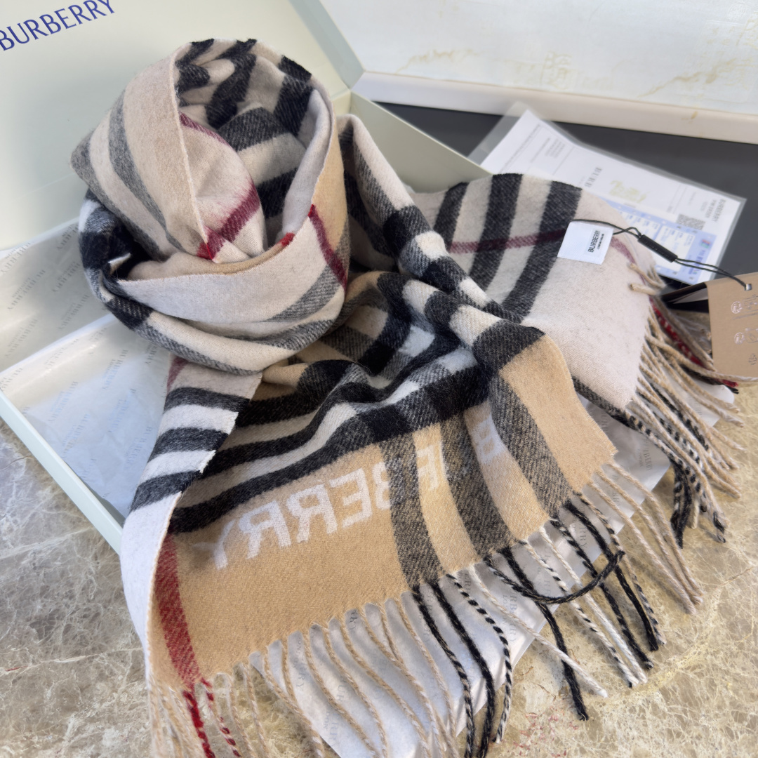 Burberry 论男女都可用 在这样的季节里拥有一条 百搭的围巾必不可少