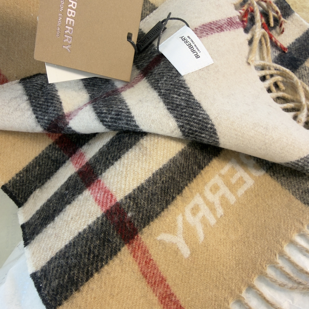 Burberry 论男女都可用 在这样的季节里拥有一条 百搭的围巾必不可少