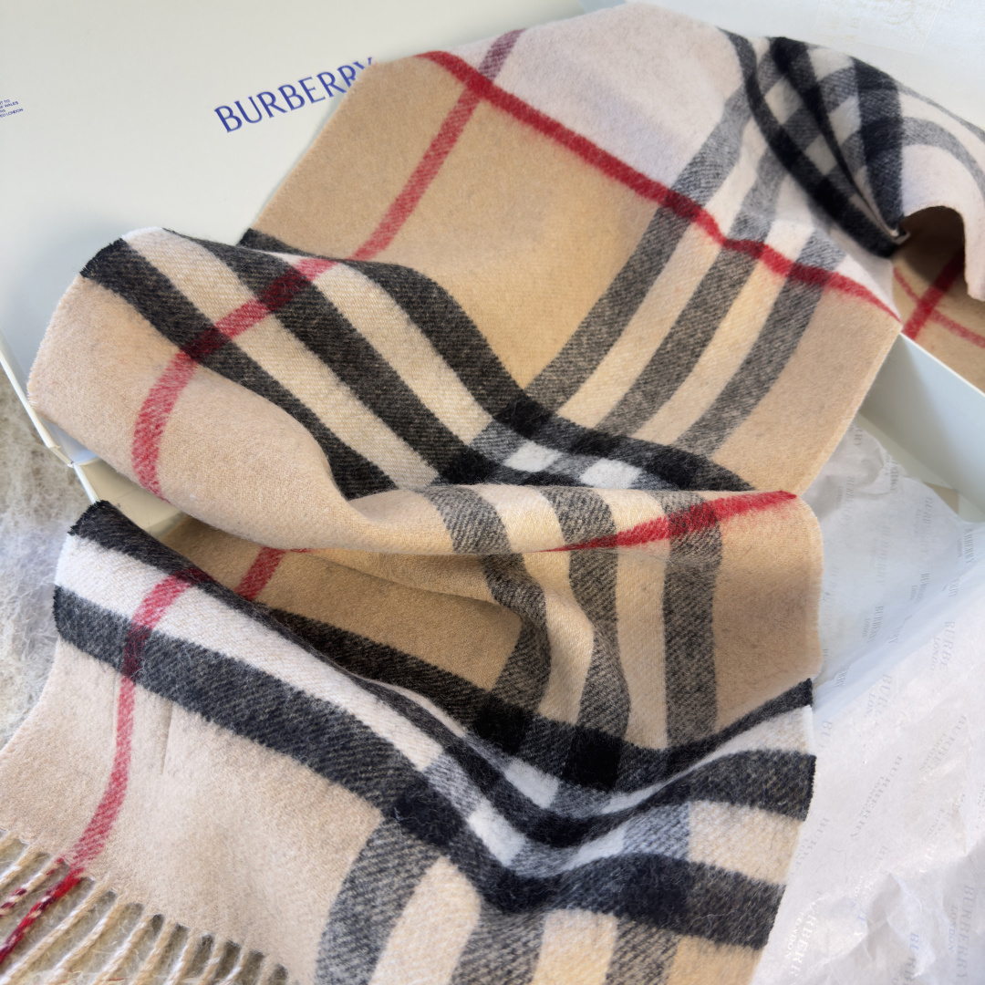 Burberry 论男女都可用 在这样的季节里拥有一条 百搭的围巾必不可少