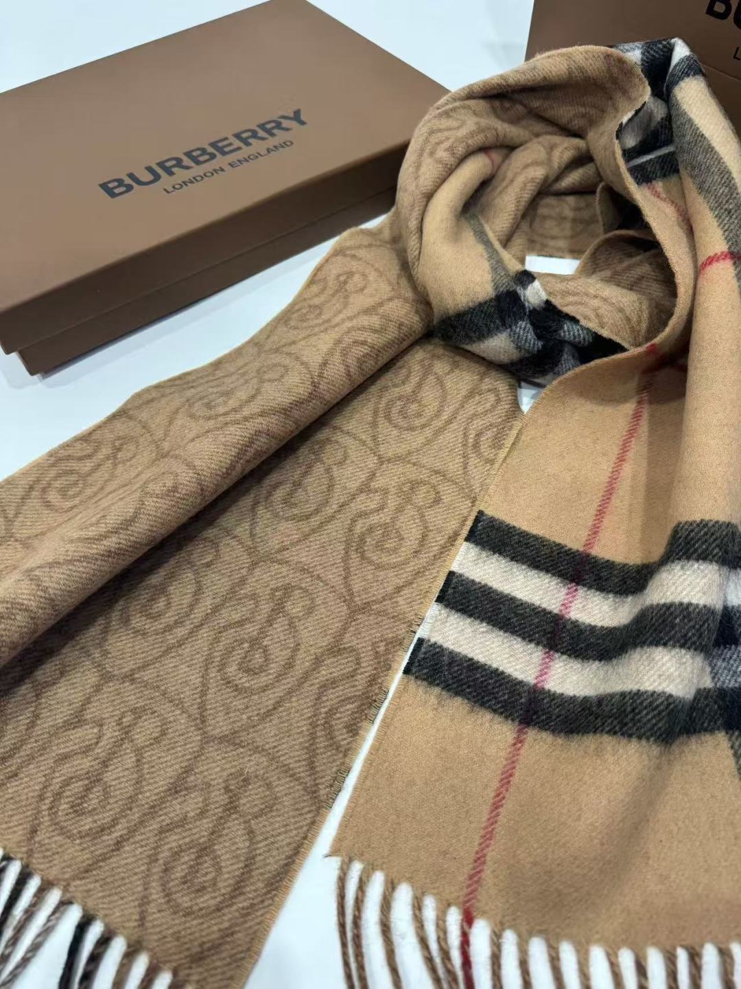 Burberry B字形盾牌 B家双面围巾 的要疯掉了 太有型太有魅力了 非常斯文 的秋冬单品 真的很喜欢