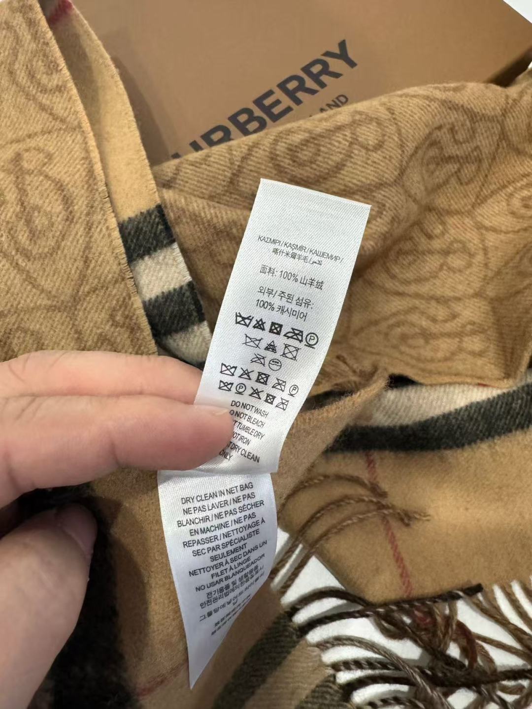 Burberry B字形盾牌 B家双面围巾 的要疯掉了 太有型太有魅力了 非常斯文 的秋冬单品 真的很喜欢