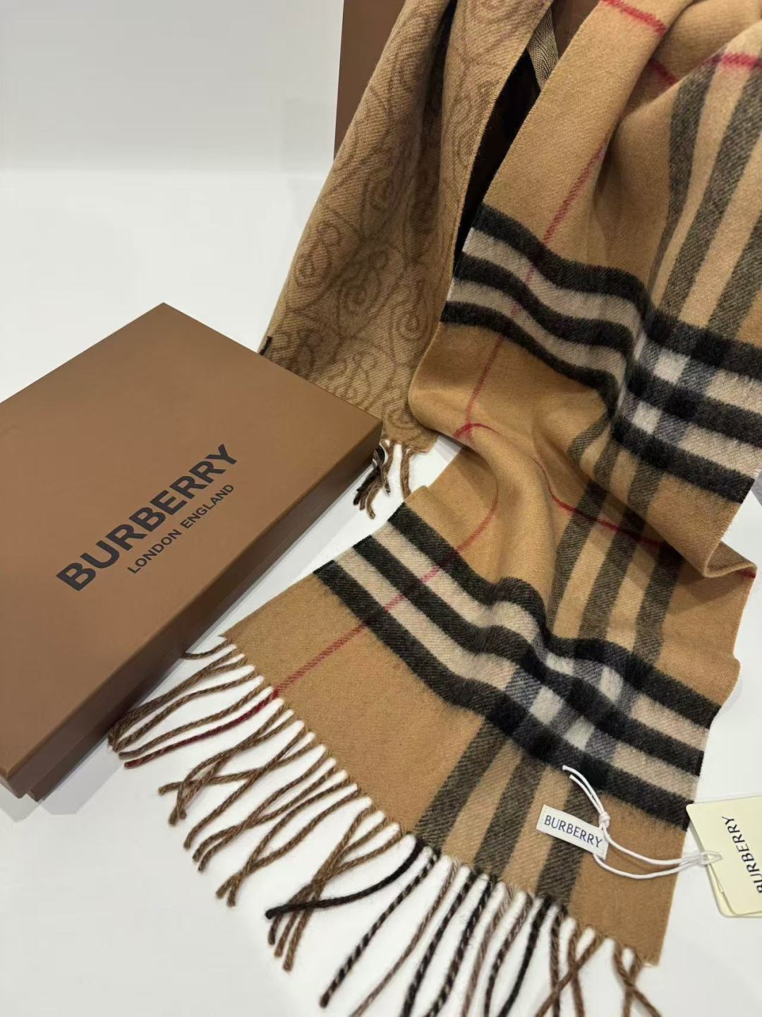 Burberry B字形盾牌 B家双面围巾 的要疯掉了 太有型太有魅力了 非常斯文 的秋冬单品 真的很喜欢