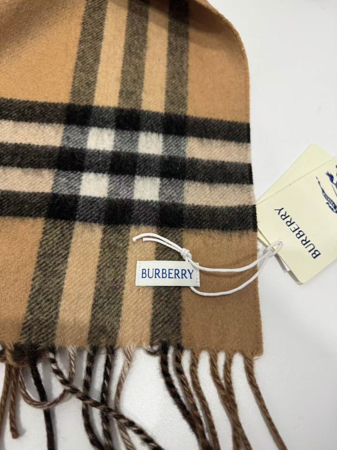 Burberry B字形盾牌 B家双面围巾 的要疯掉了 太有型太有魅力了 非常斯文 的秋冬单品 真的很喜欢
