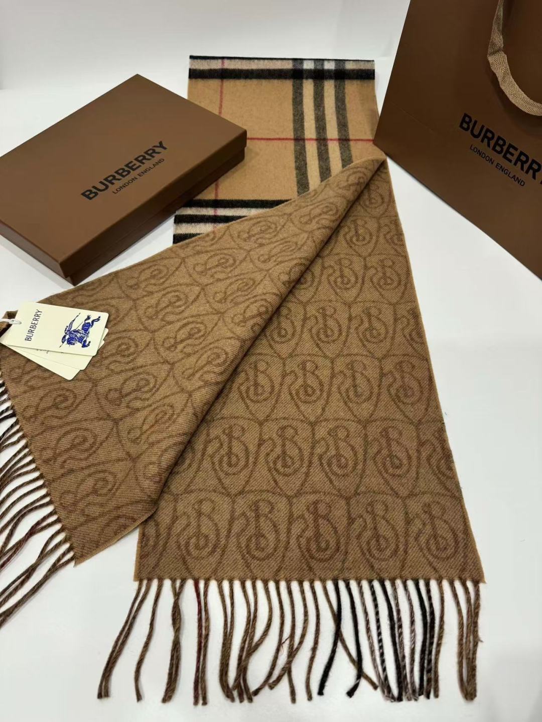 Burberry B字形盾牌 B家双面围巾 的要疯掉了 太有型太有魅力了 非常斯文 的秋冬单品 真的很喜欢