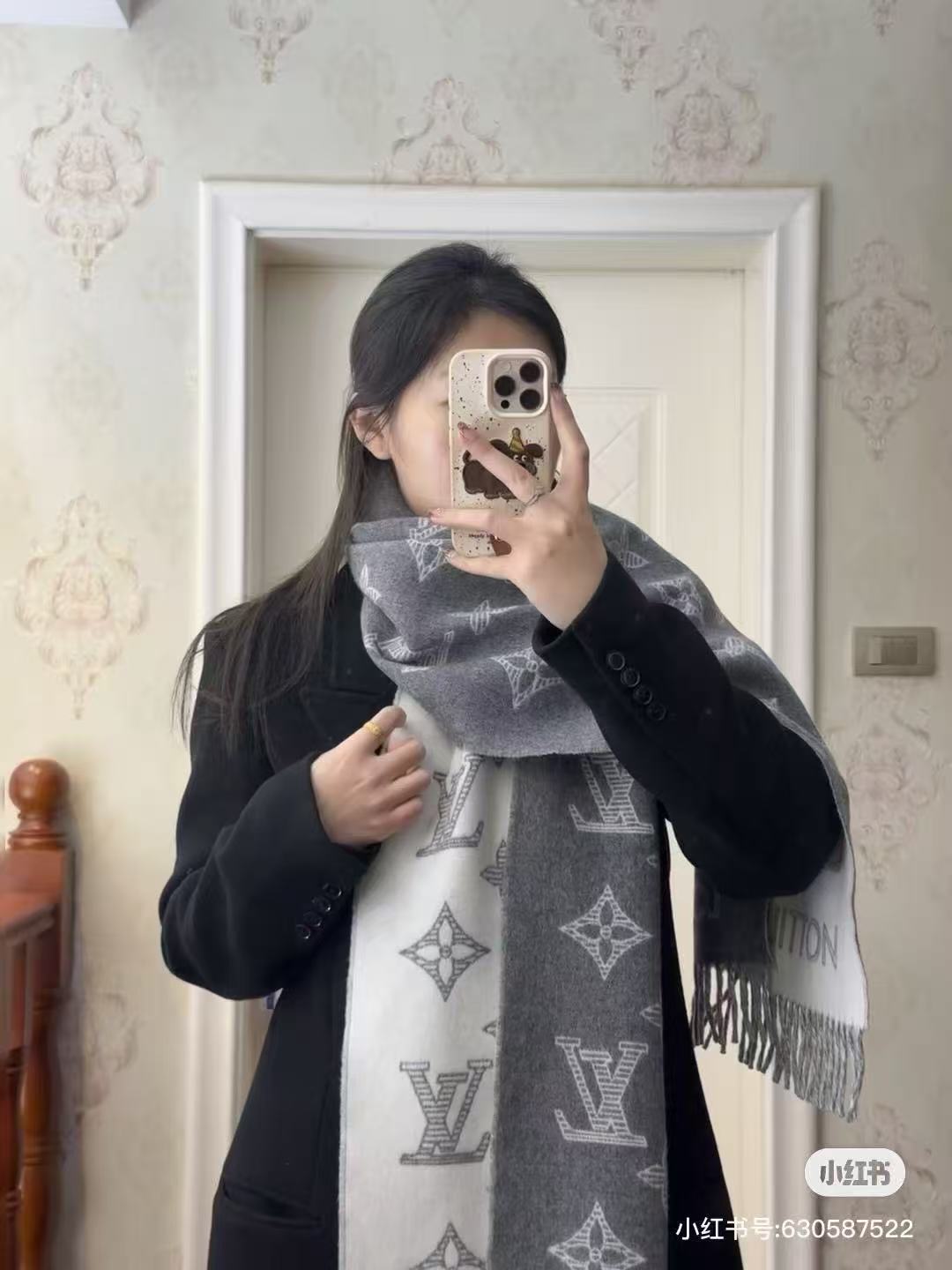 Fear of God Vuitton （路易威登）Essential Shine 围巾将金属纤维织入 Monogram 图案