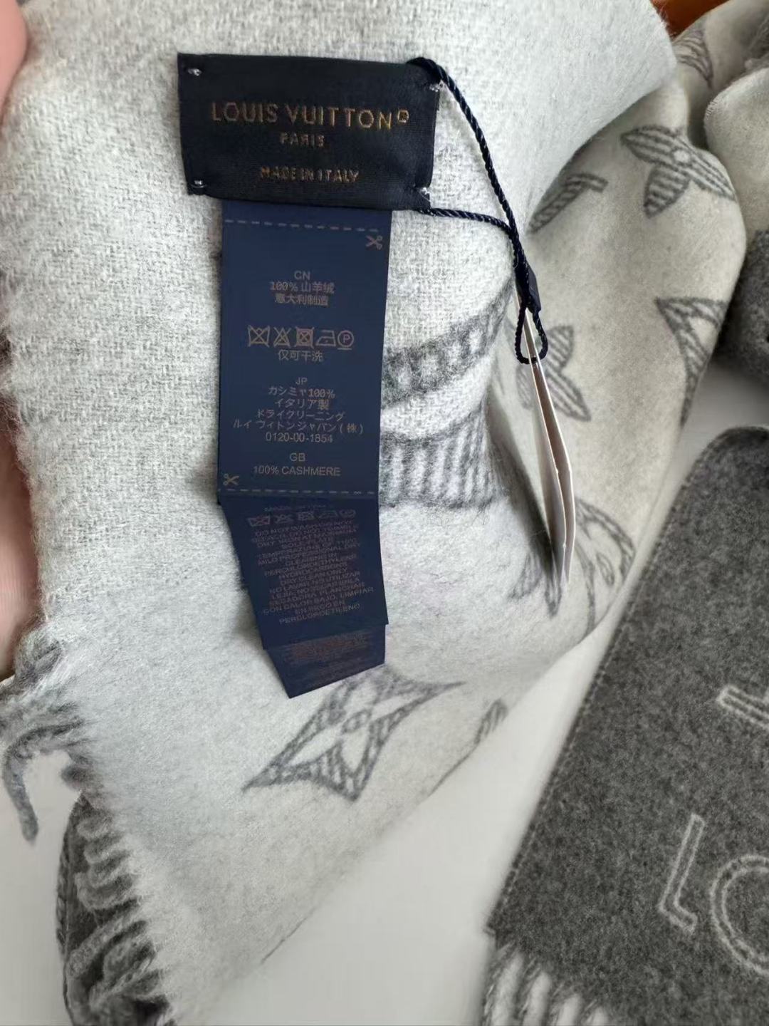 Fear of God Vuitton （路易威登）Essential Shine 围巾将金属纤维织入 Monogram 图案