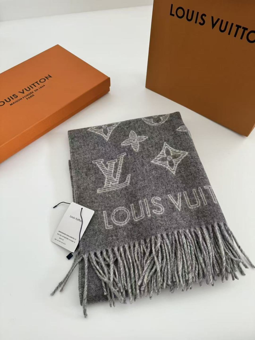 Fear of God Vuitton （路易威登）Essential Shine 围巾将金属纤维织入 Monogram 图案