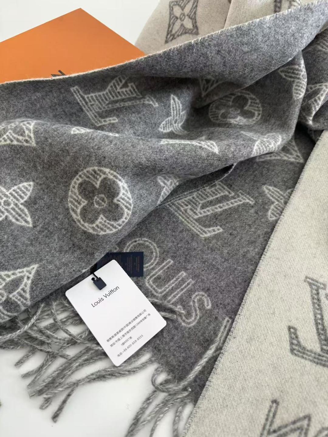 Fear of God Vuitton （路易威登）Essential Shine 围巾将金属纤维织入 Monogram 图案
