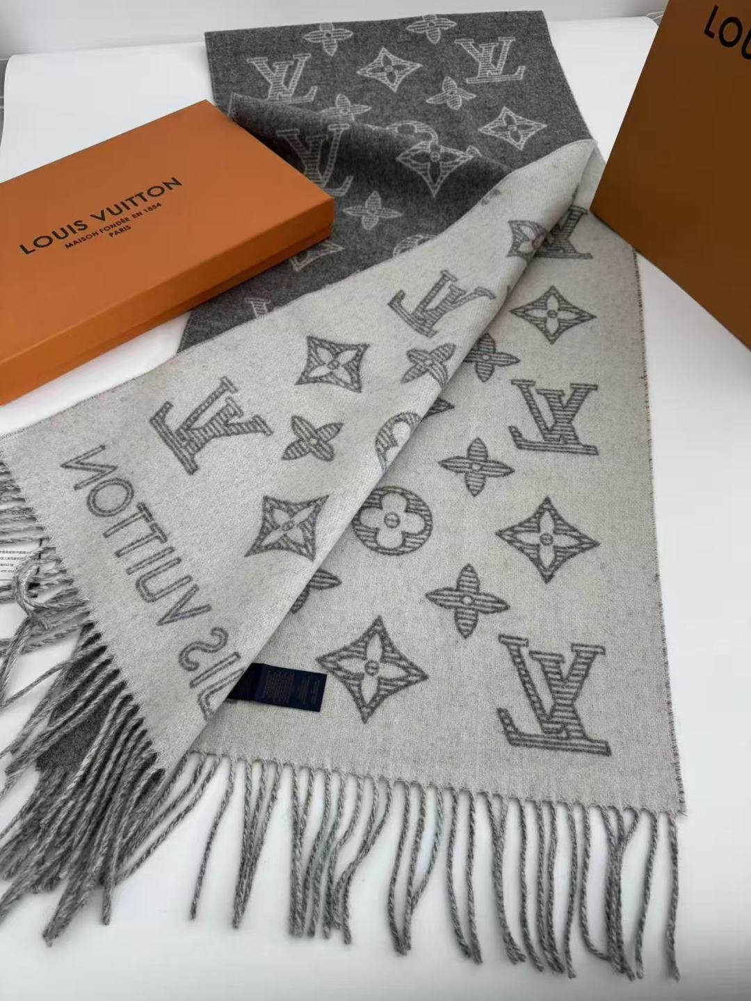 Fear of God Vuitton （路易威登）Essential Shine 围巾将金属纤维织入 Monogram 图案