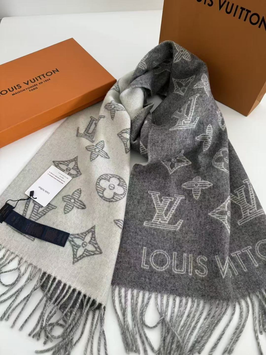 Fear of God Vuitton （路易威登）Essential Shine 围巾将金属纤维织入 Monogram 图案