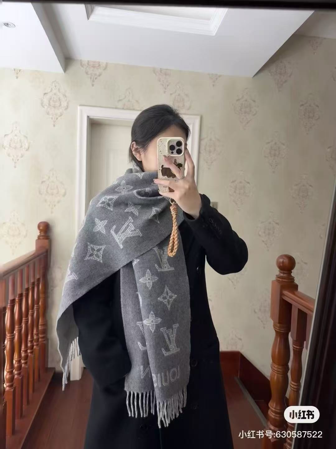 Fear of God Vuitton （路易威登）Essential Shine 围巾将金属纤维织入 Monogram 图案