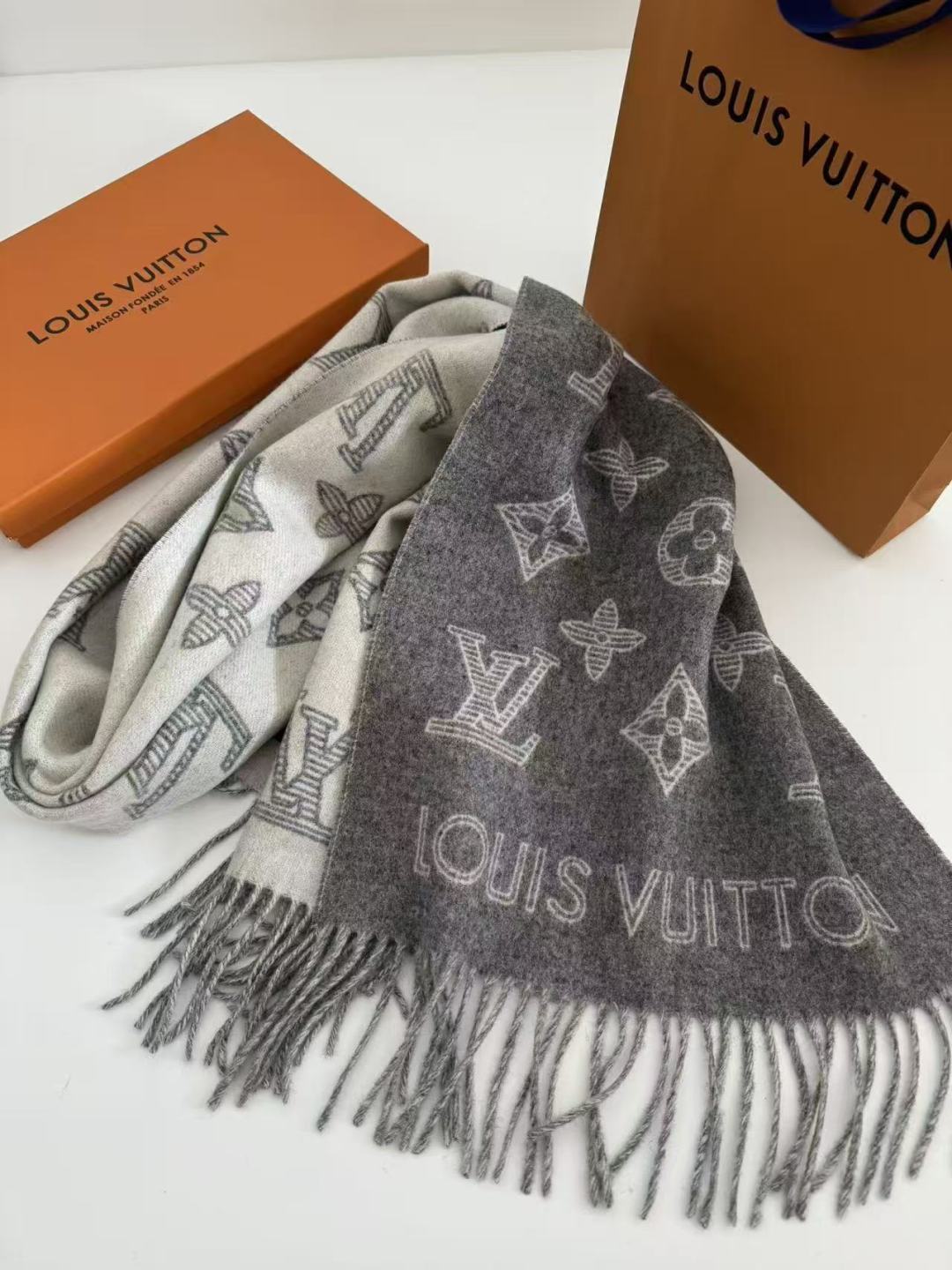 Fear of God Vuitton （路易威登）Essential Shine 围巾将金属纤维织入 Monogram 图案