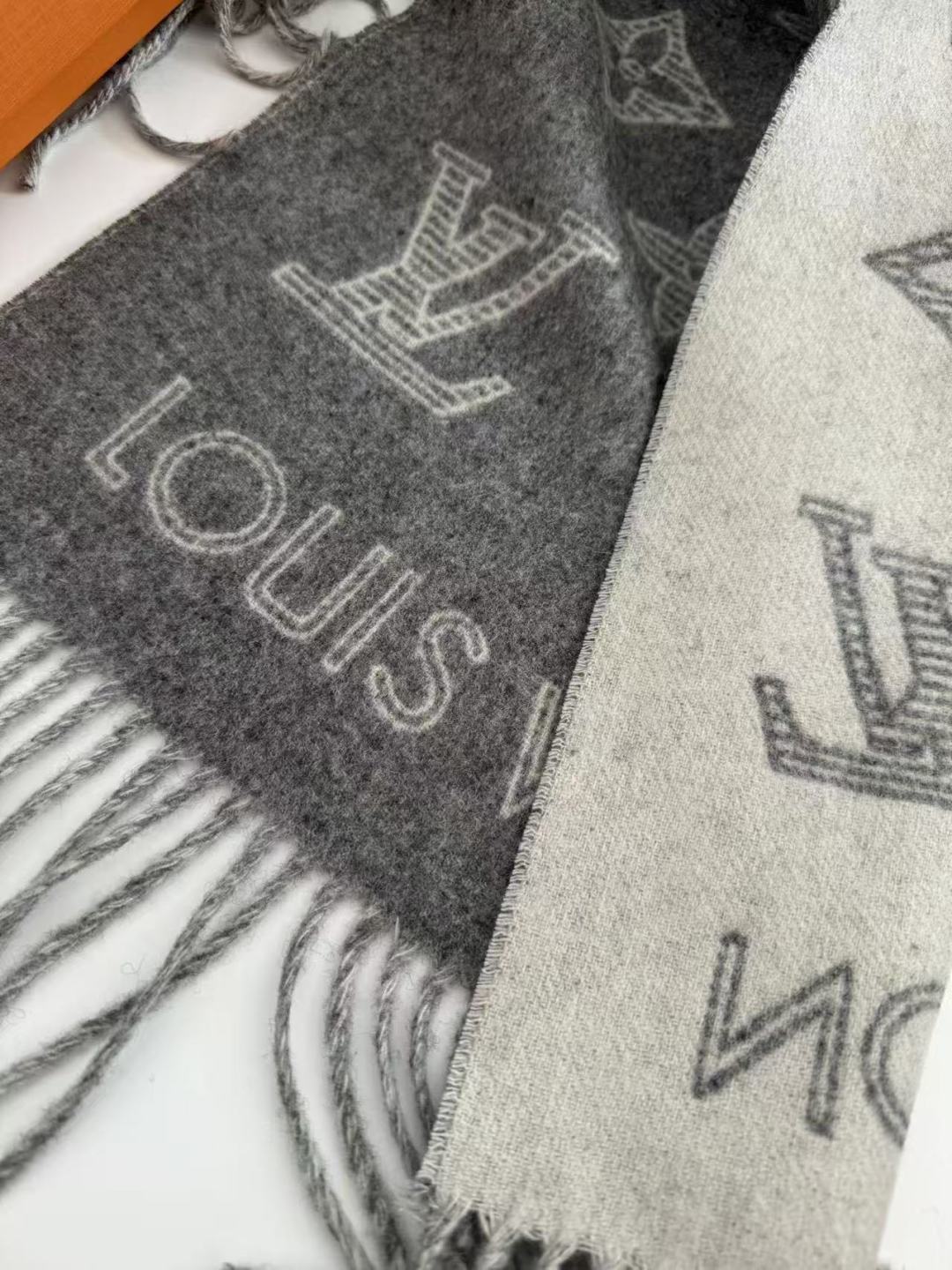 Fear of God Vuitton （路易威登）Essential Shine 围巾将金属纤维织入 Monogram 图案