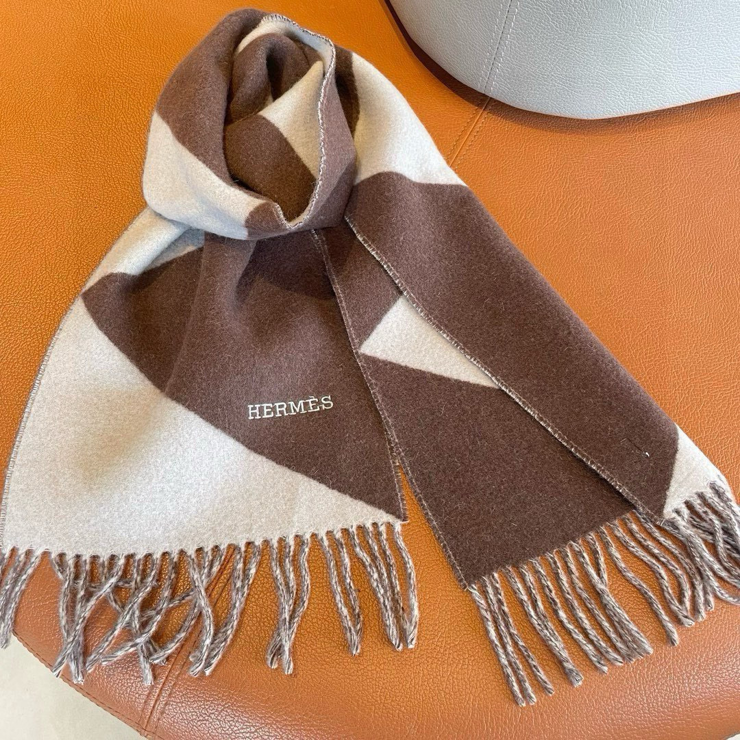 Hermès Hermes几何羊绒围巾 100%纯羊绒‼ 非常好驾驭 真的 H家很难得出的一款儿童围巾‼ 但是这款不同
