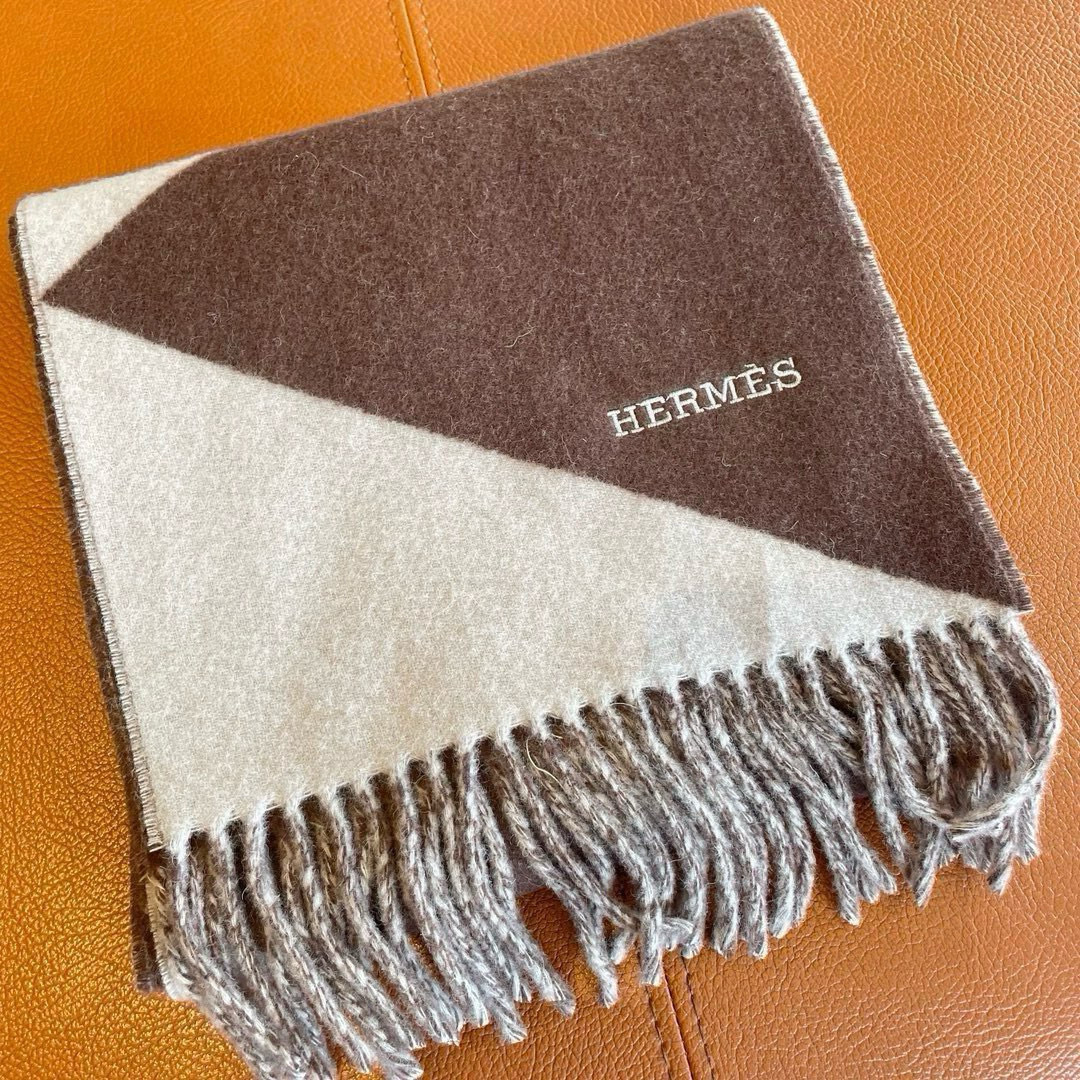 Hermès Hermes几何羊绒围巾 100%纯羊绒‼ 非常好驾驭 真的 H家很难得出的一款儿童围巾‼ 但是这款不同