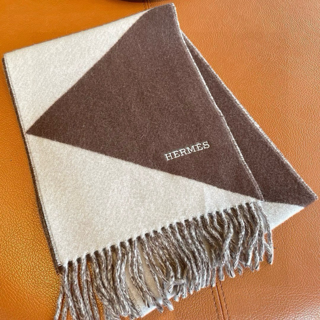 Hermès Hermes几何羊绒围巾 100%纯羊绒‼ 非常好驾驭 真的 H家很难得出的一款儿童围巾‼ 但是这款不同
