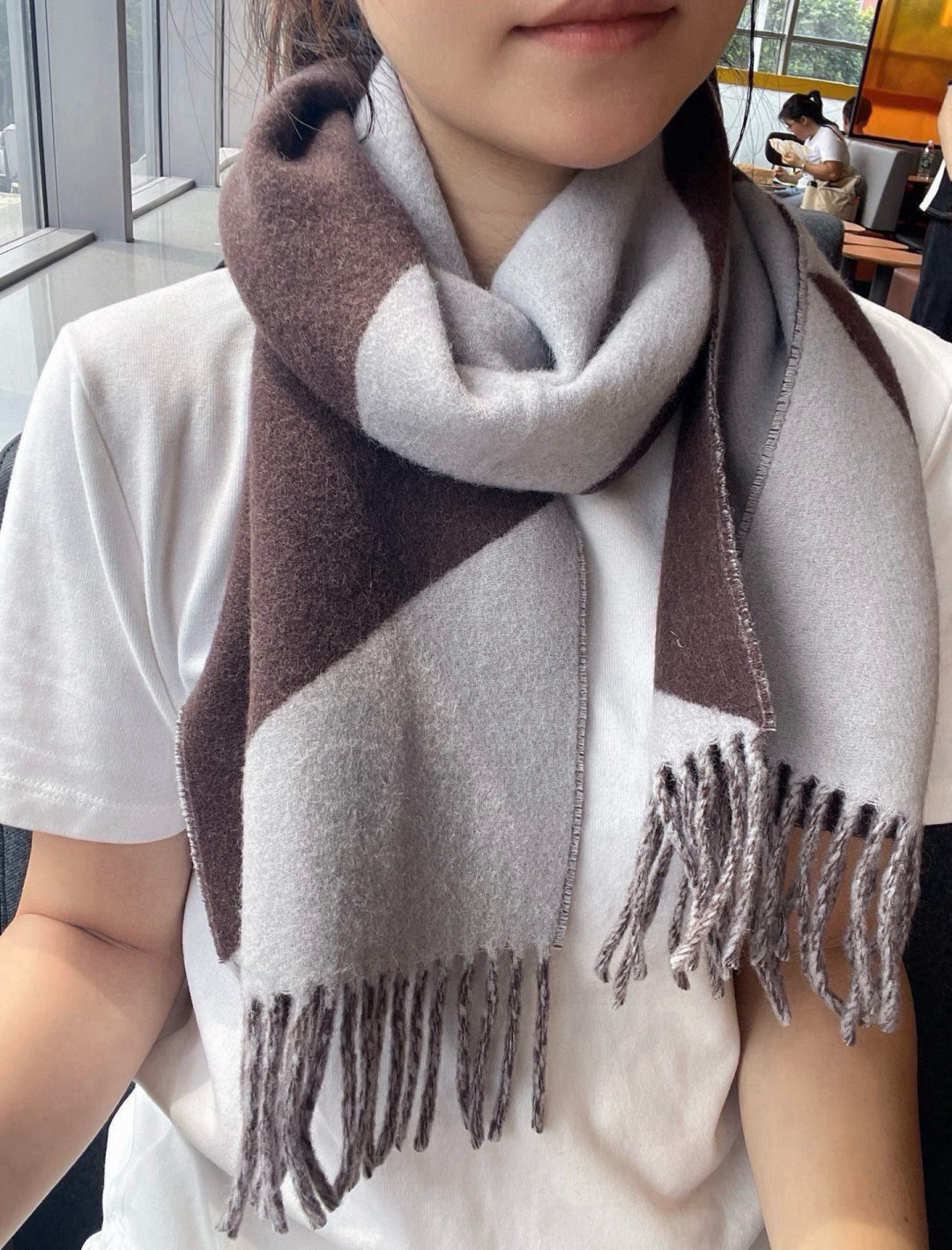 Hermès Hermes几何羊绒围巾 100%纯羊绒‼ 非常好驾驭 真的 H家很难得出的一款儿童围巾‼ 但是这款不同