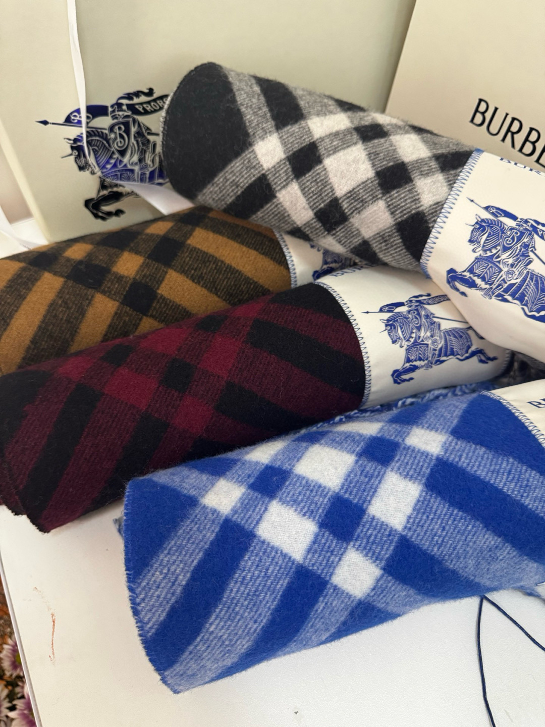 Burberry 继全智贤带火的格纹款围巾之后 Bur又一款力作上市 Burberry新款流苏格纹羊绒围巾