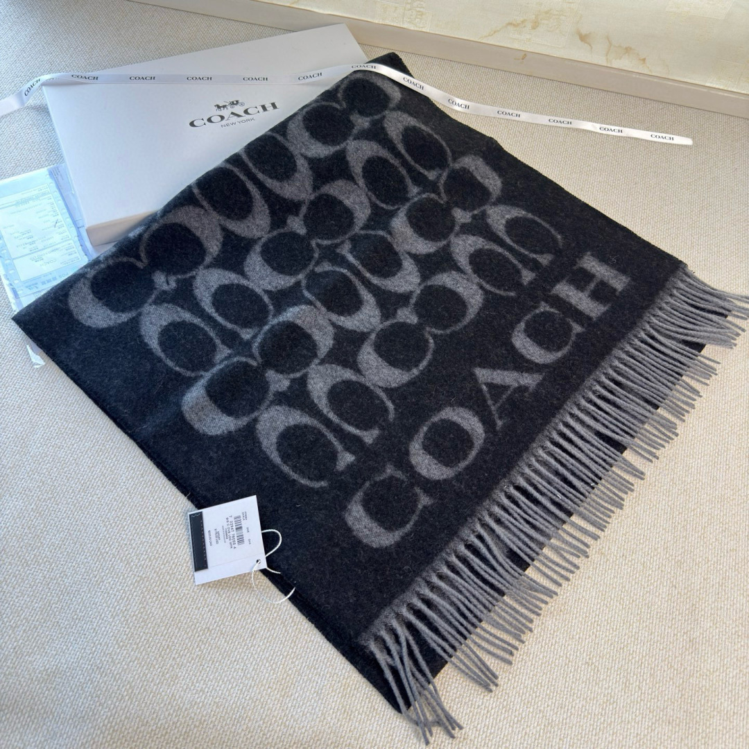 Coach 蔻驰 标志大尺寸围巾 都在抢货的节奏 【高端 尾单全套辅料齐全】Coach C字母太 了吧 不仅有颜值还有品质