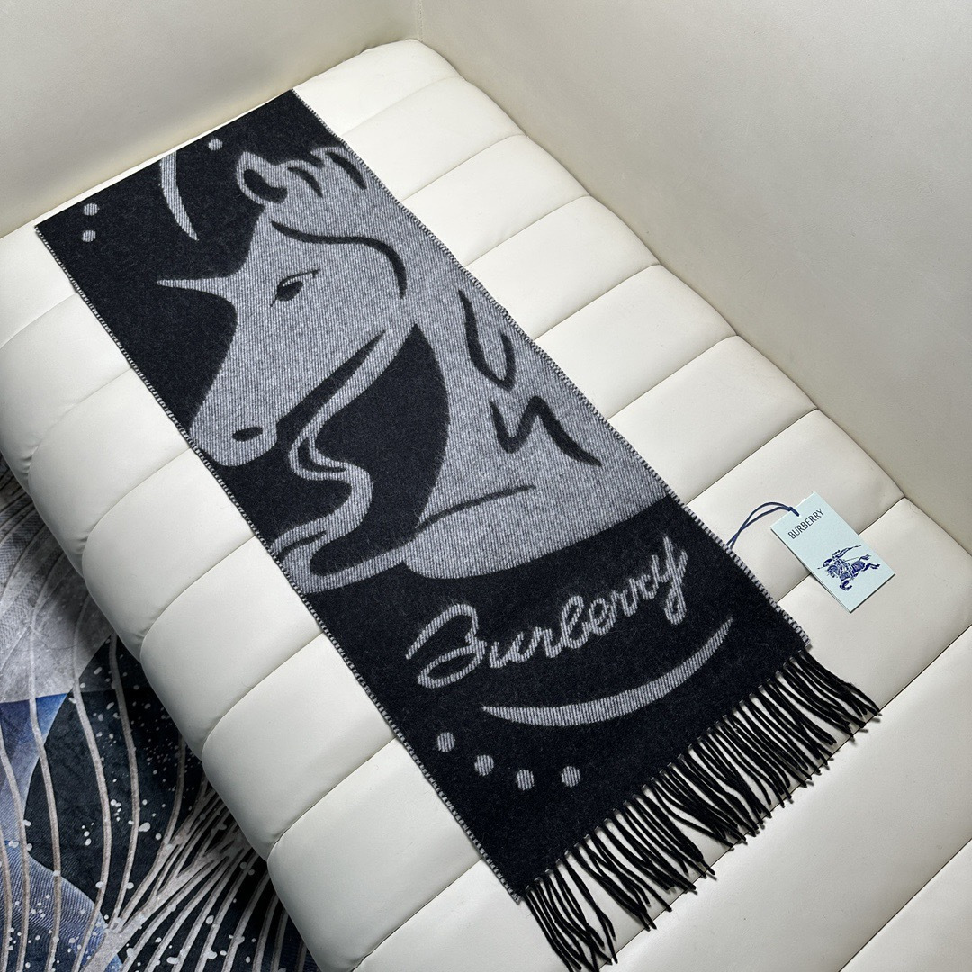Burberry 情侣搭配色特高级，‼ 可遇不可求的王炸级单品