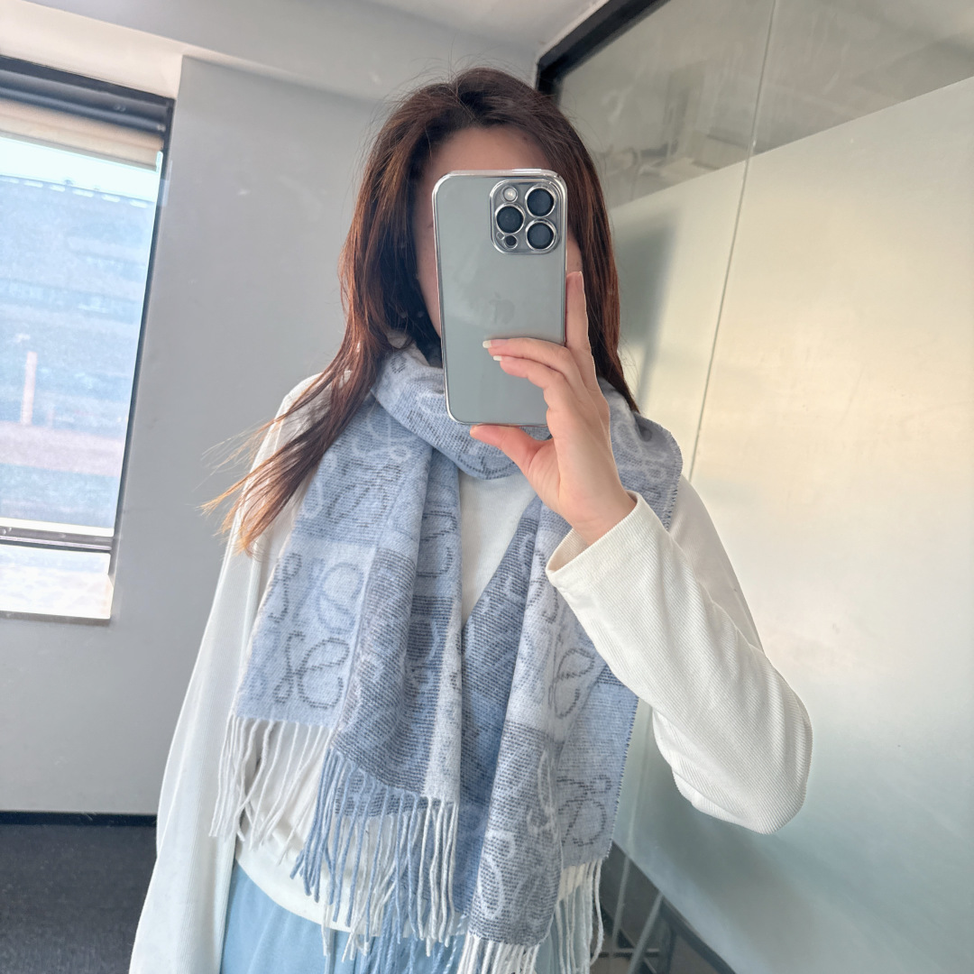 Loewe 罗意威【双色棋盘格长巾】很幸運拿到這個品牌的東西 真的不多見 很少在國內做訂單