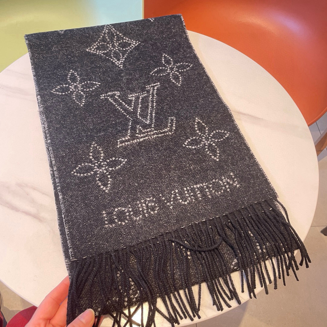 Louis Vuitton Vuitton新款双面围巾，Mahina Flight Mode 围巾一面采用提花工艺织就