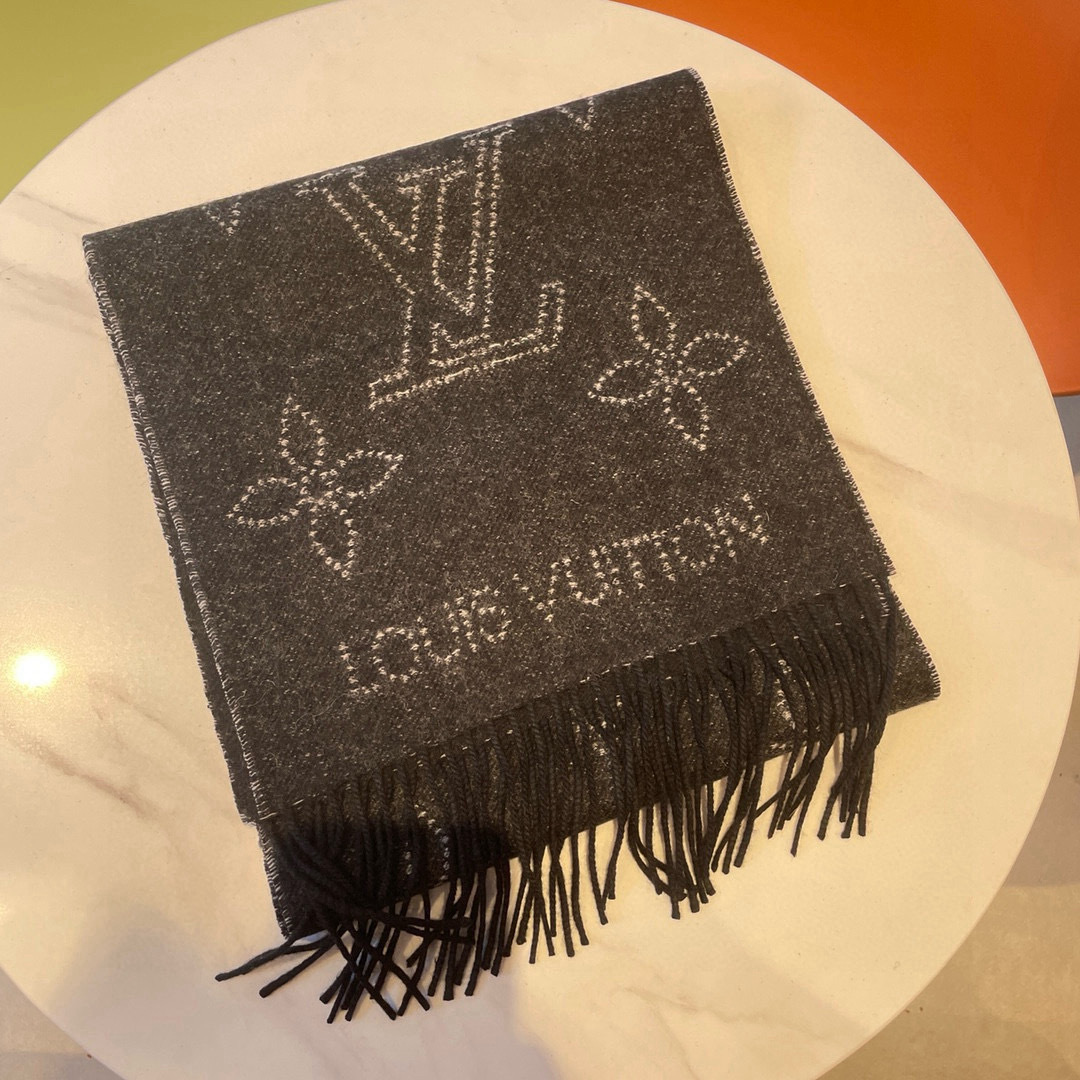 Louis Vuitton Vuitton新款双面围巾，Mahina Flight Mode 围巾一面采用提花工艺织就
