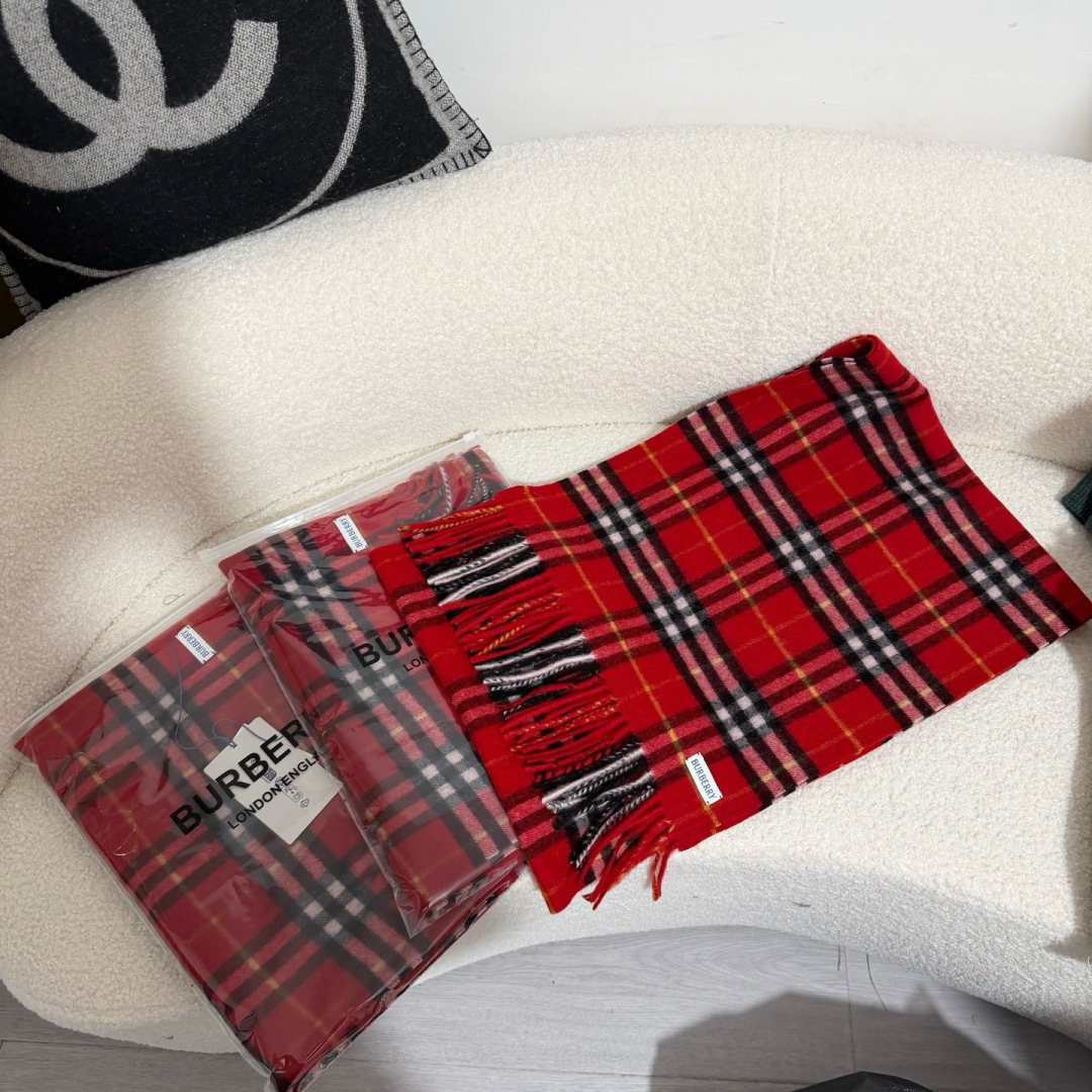 Burberry 走英国的单 这款是Burberry最最最 的羊绒格子围巾 拿到手完全PK市面一切仿货