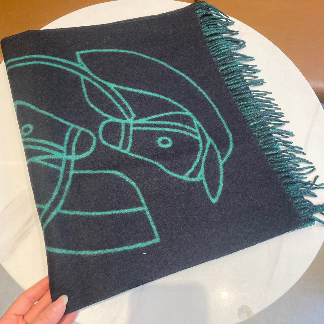 Hermès Casaque Entrelacs Equestres围巾 这款山羊绒围巾采用细腻的撞色提花编织