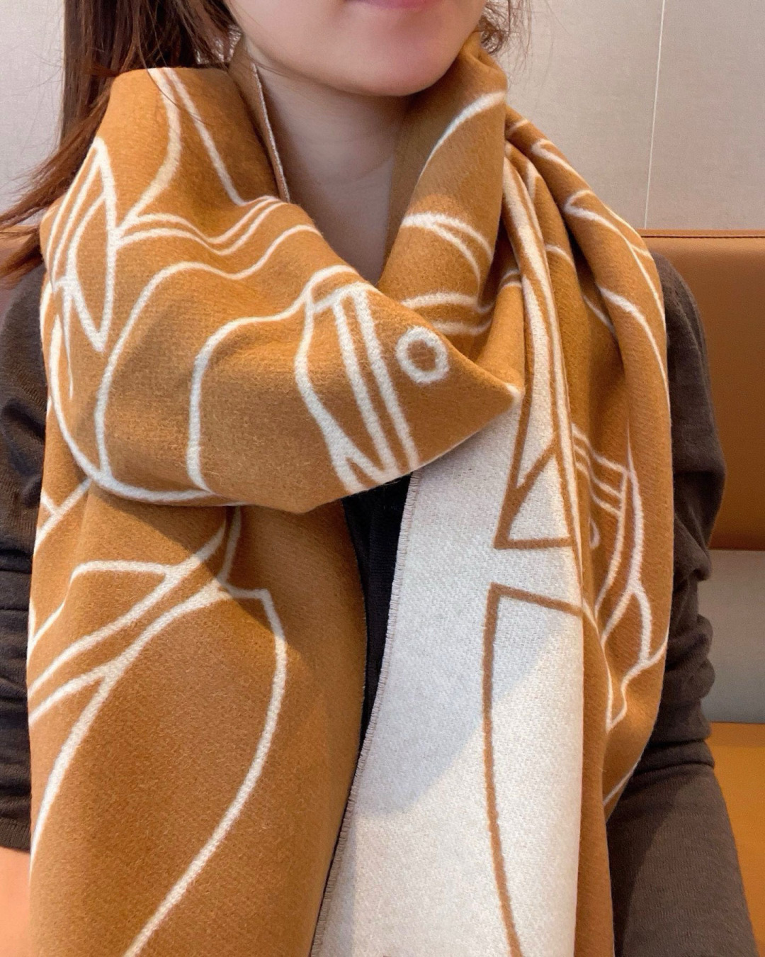 Hermès Casaque Entrelacs Equestres围巾 这款山羊绒围巾采用细腻的撞色提花编织