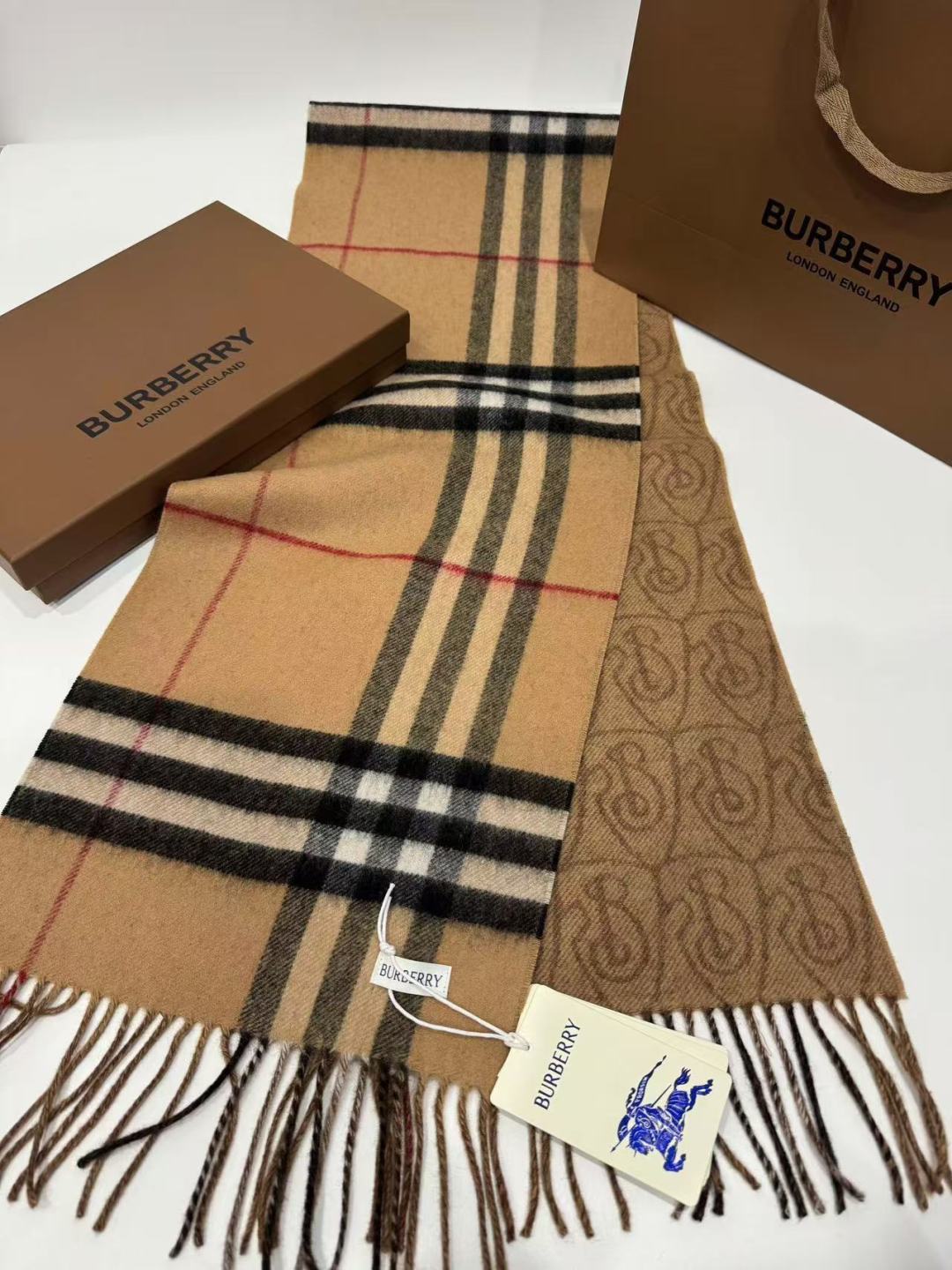 Burberry B字形盾牌 B家双面围巾 的要疯掉了 太有型太有魅力了 非常斯文 的秋冬单品 真的很喜欢