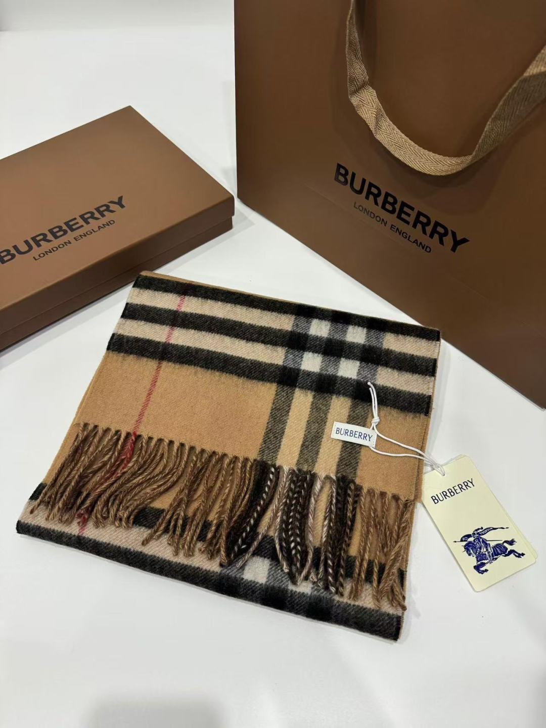 Burberry B字形盾牌 B家双面围巾 的要疯掉了 太有型太有魅力了 非常斯文 的秋冬单品 真的很喜欢
