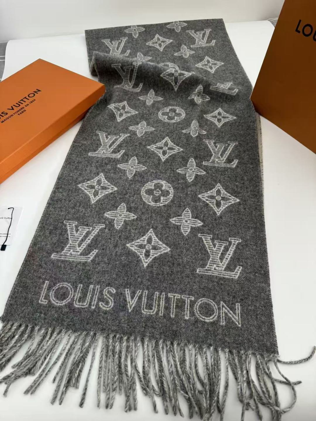 Fear of God Vuitton （路易威登）Essential Shine 围巾将金属纤维织入 Monogram 图案