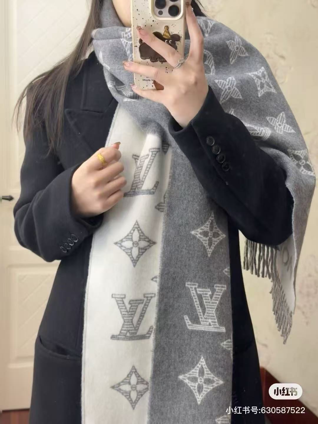 Fear of God Vuitton （路易威登）Essential Shine 围巾将金属纤维织入 Monogram 图案