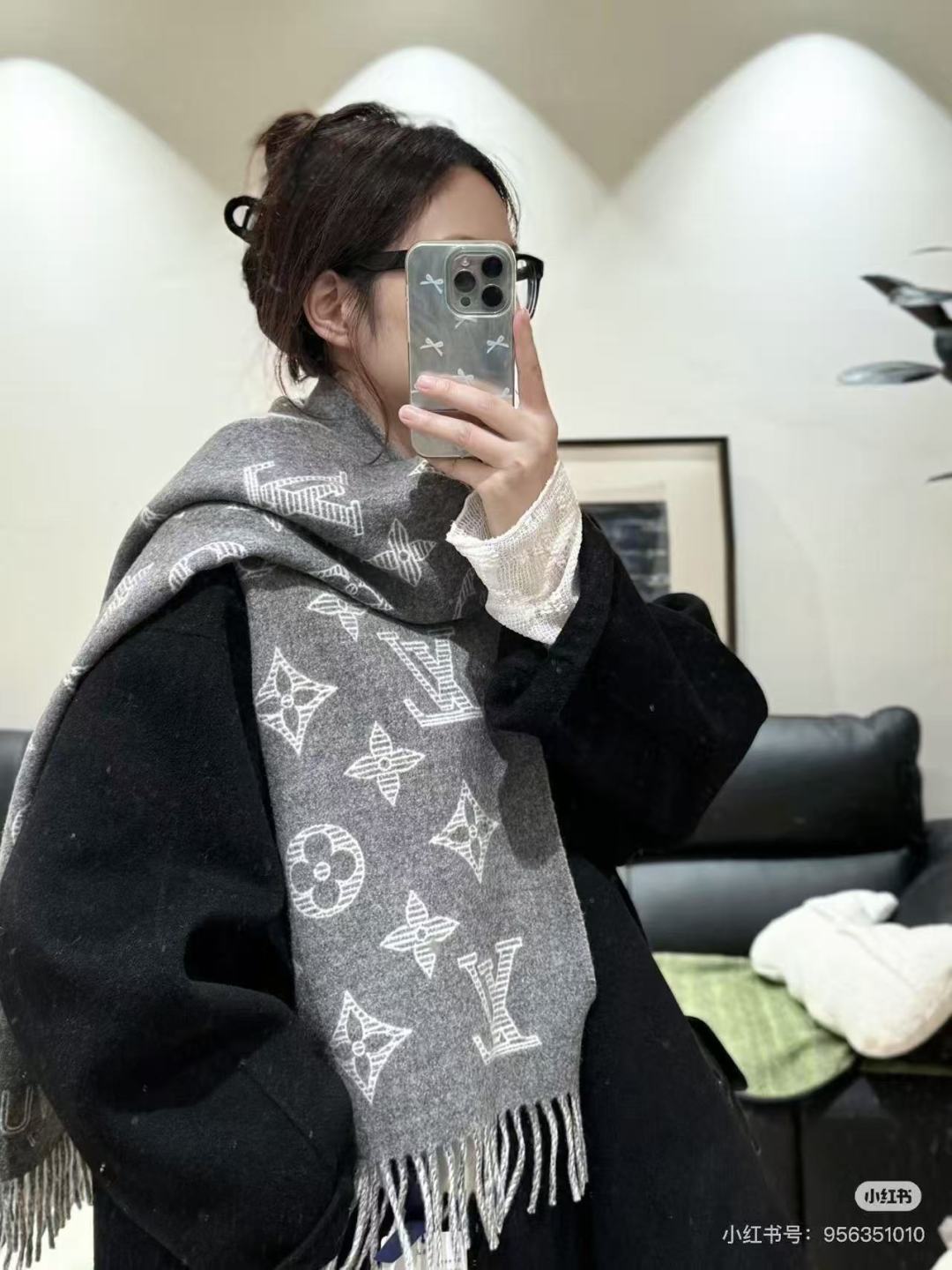 Fear of God Vuitton （路易威登）Essential Shine 围巾将金属纤维织入 Monogram 图案