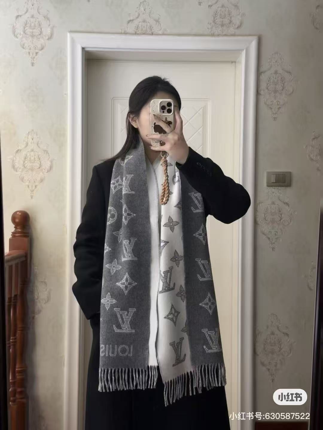 Fear of God Vuitton （路易威登）Essential Shine 围巾将金属纤维织入 Monogram 图案