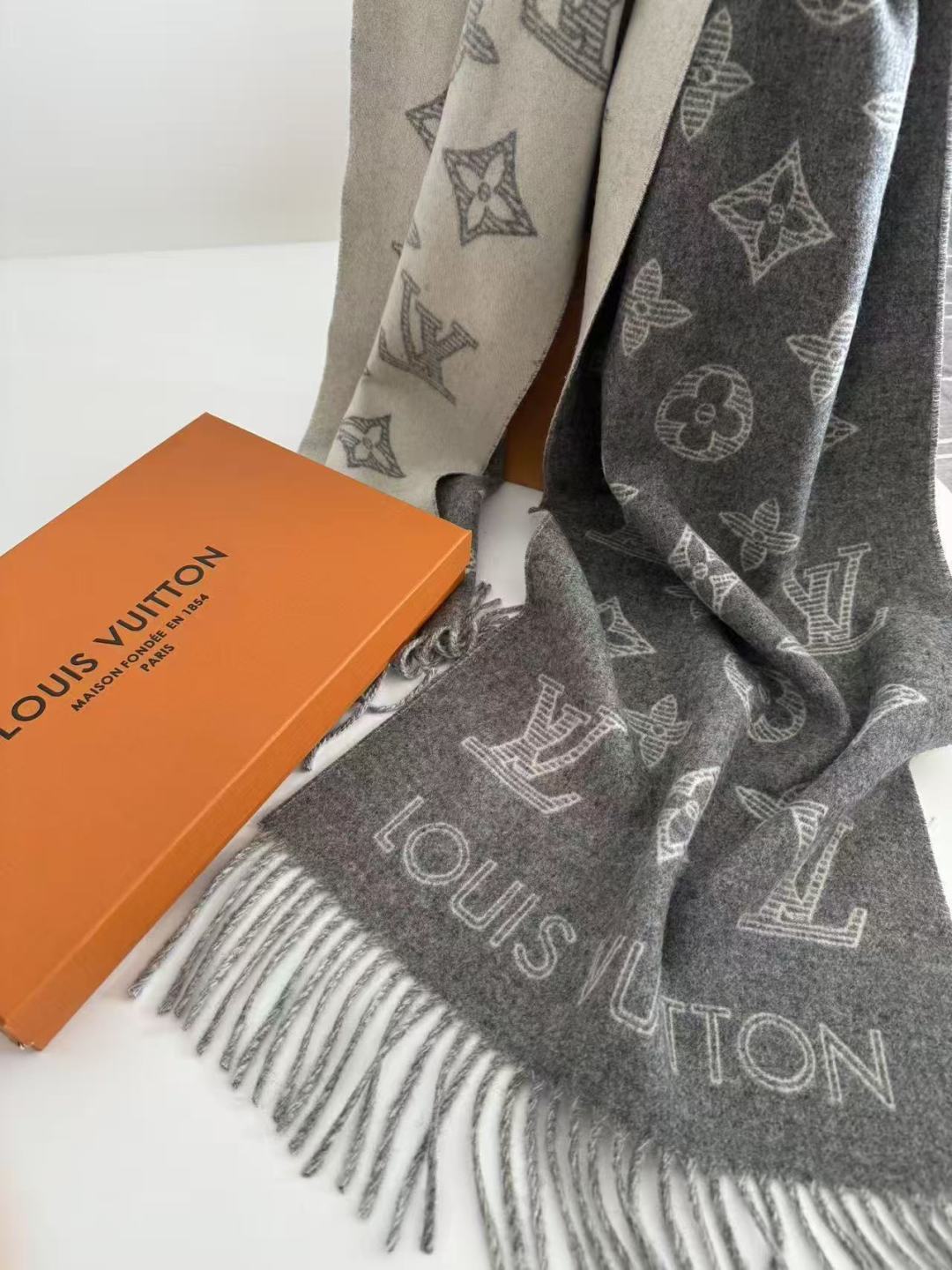 Fear of God Vuitton （路易威登）Essential Shine 围巾将金属纤维织入 Monogram 图案