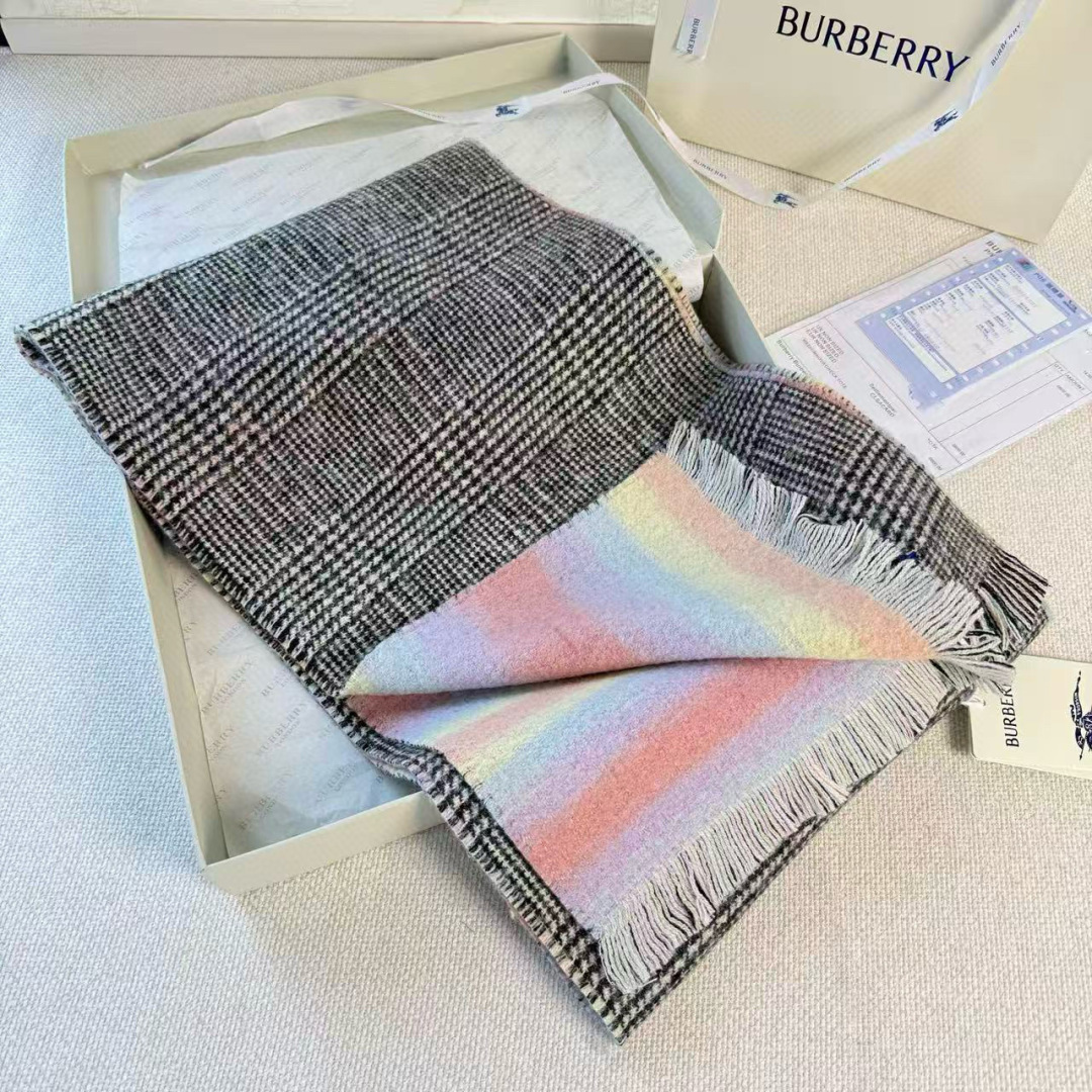Burberry ▪Burberry · 巴宝莉双面格纹彩虹围巾 难得一见的温柔配色 低调又不失优雅 重点推荐 一面条纹格子