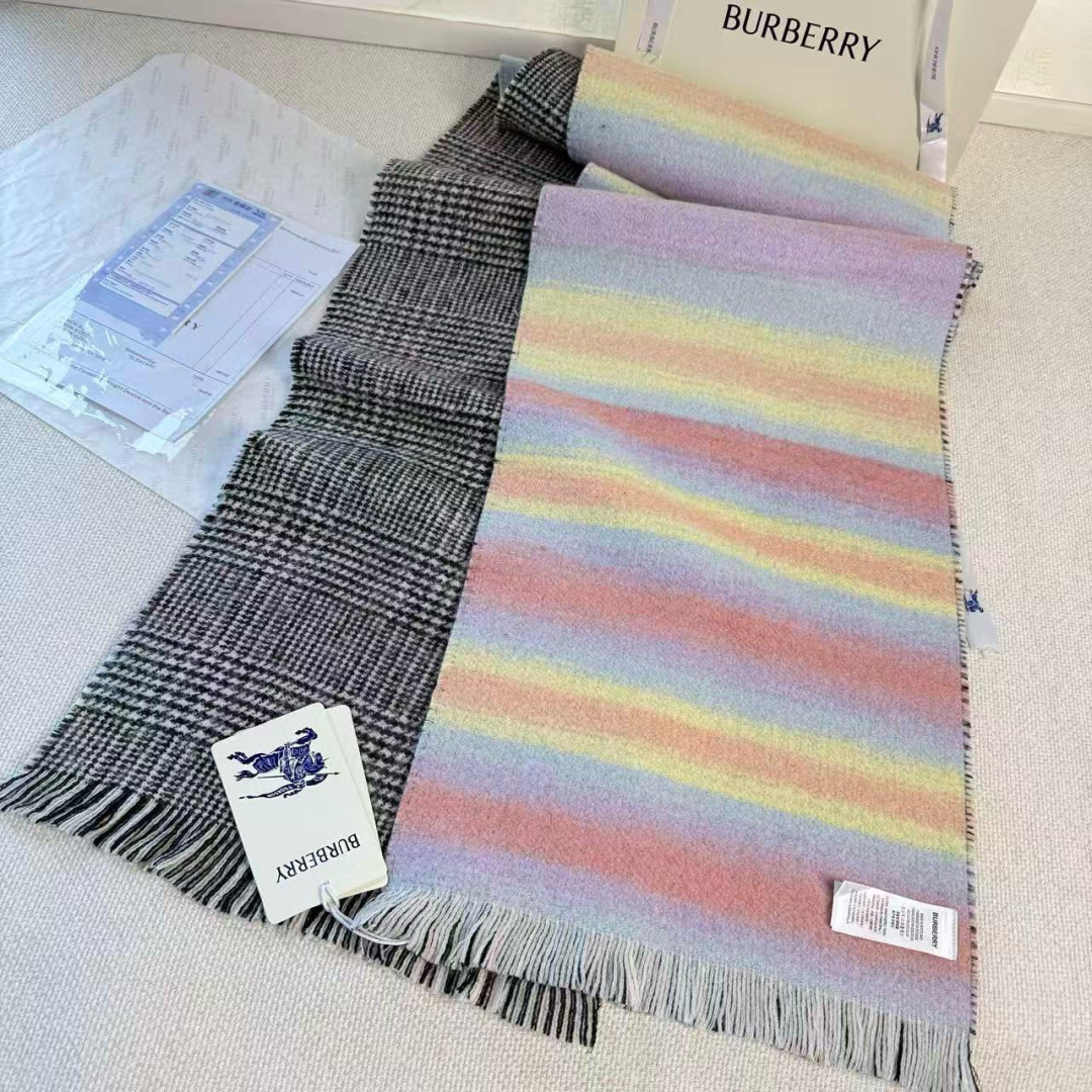 Burberry ▪Burberry · 巴宝莉双面格纹彩虹围巾 难得一见的温柔配色 低调又不失优雅 重点推荐 一面条纹格子