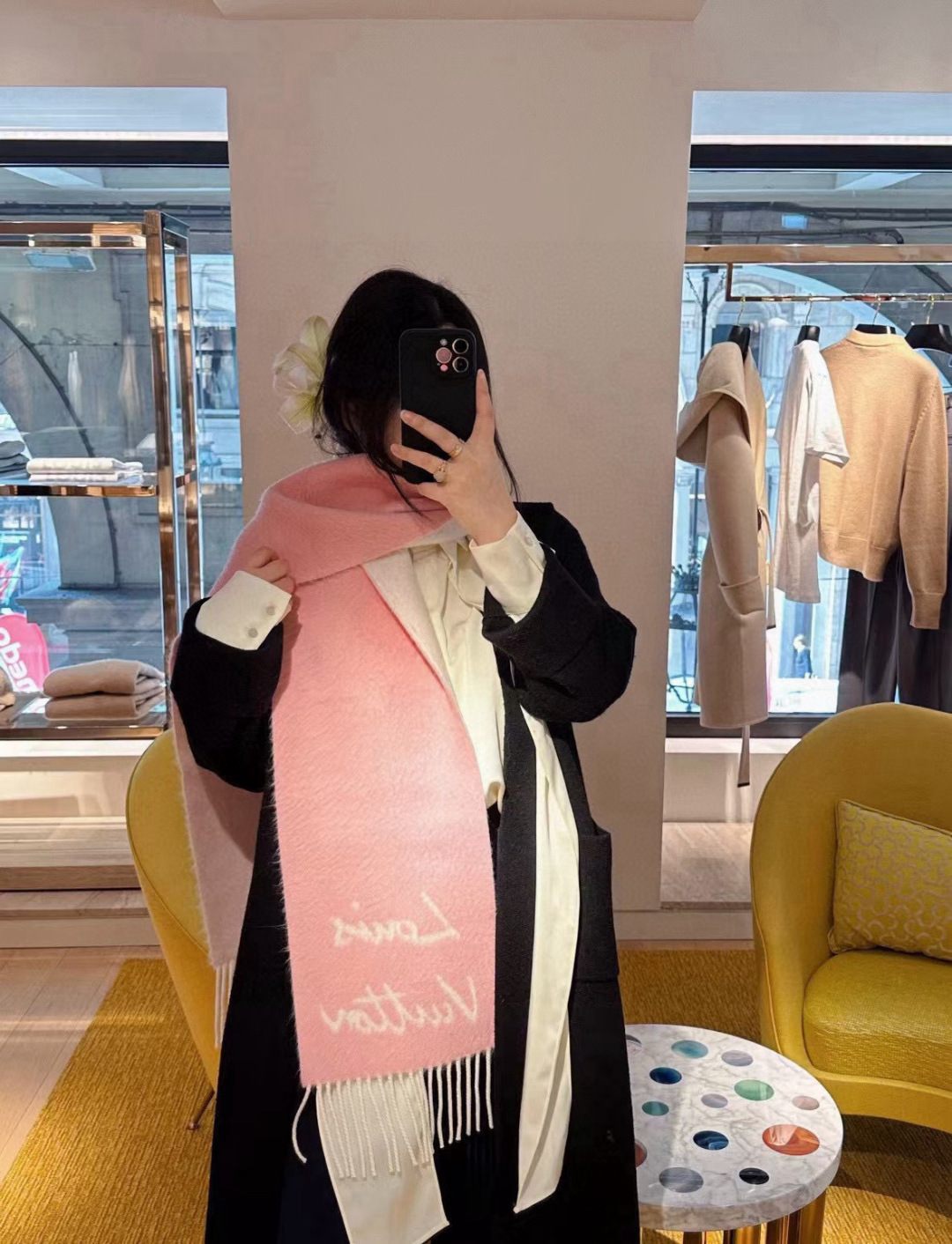 Louis Vuitton 独家首发 Fluffygram 围巾取材羊驼毛和绵羊毛混纺 以拉绒处理营造舒适暖意