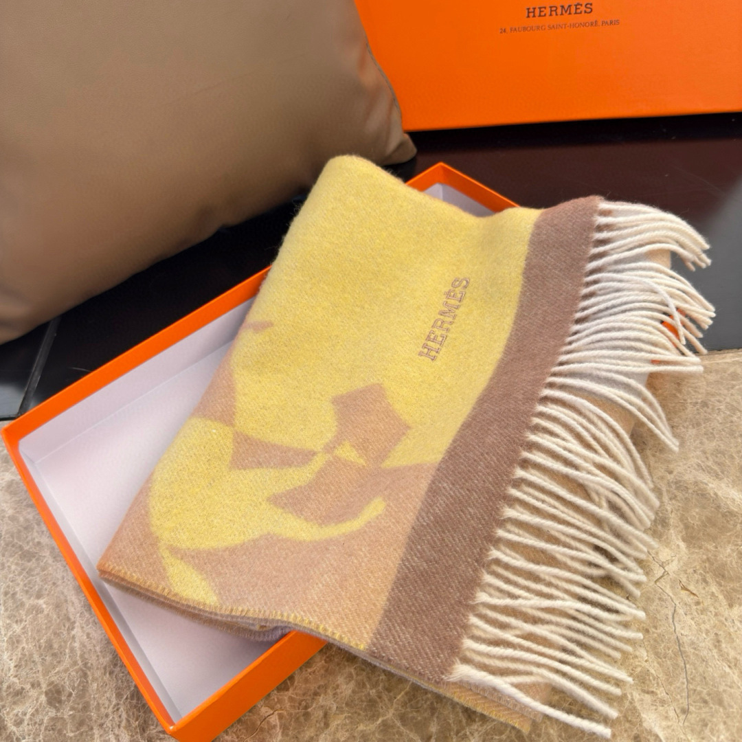 Hermès ▪Hermes · 爱马仕提花围巾 的温柔配色 迷恋 气质低调恬静又不失优雅 重点推荐 高级舒适 气质